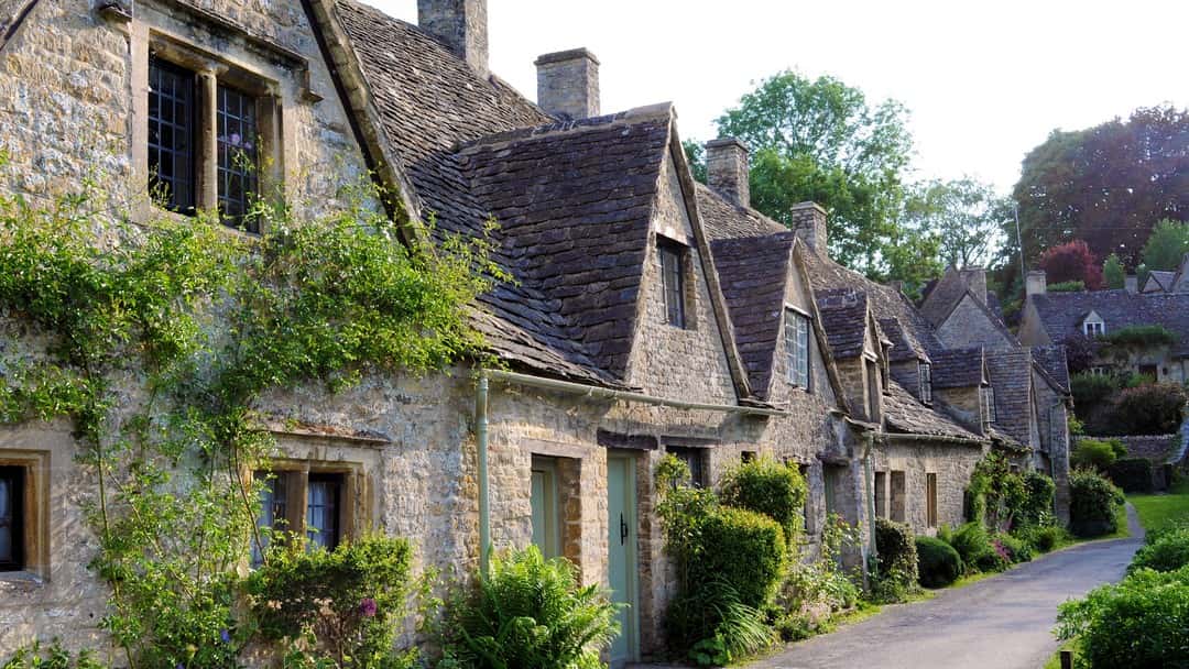 Insights into UK housing trends: First-time buyer stagnation and a shift in property preferences