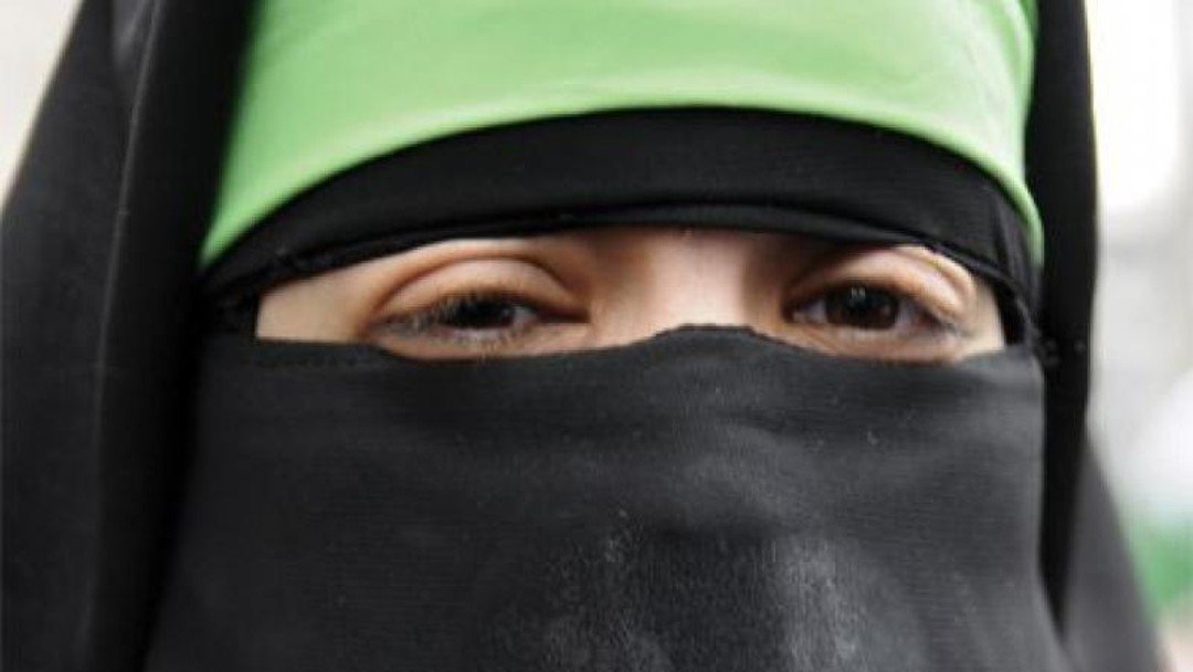 Muslim woman must remove her veil to give evidence, judge rules